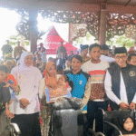 Gubernur Jawa Timur, Khofifah Indar Parawansa bersama Bupati Pamekasan KH Kholilurrahman menyalurkan bantuan sosial.