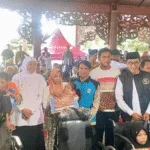 Gubernur Jawa Timur, Khofifah Indar Parawansa bersama Bupati Pamekasan KH Kholilurrahman menyalurkan bantuan sosial.