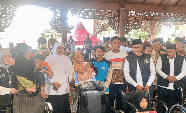 Gubernur Jawa Timur, Khofifah Indar Parawansa bersama Bupati Pamekasan KH Kholilurrahman menyalurkan bantuan sosial.