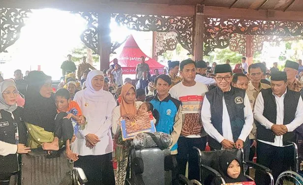 Gubernur Jawa Timur, Khofifah Indar Parawansa bersama Bupati Pamekasan KH Kholilurrahman menyalurkan bantuan sosial.
