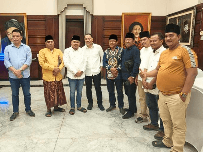 Wali Kota Surabaya Eri Cahyadi bersama Tokoh Forum Solidaritas Madura Indonesia (FSMI) usai pertemuan di rumah dinas.