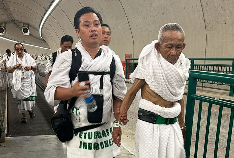 Foto Jemaah Haji Indonesia didampingi petugas Haji.