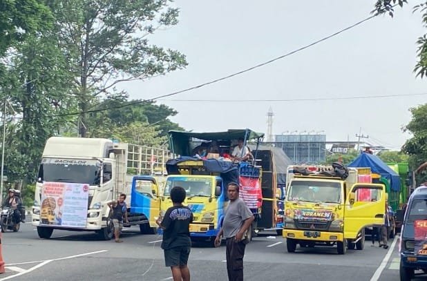 Ribuan sopir truk yang tergabung dalam Gerakan Sopir Jawa Timur (GSJT) menggelar aksi demonstrasi besar-besaran di Surabaya pada Kamis (19/6)