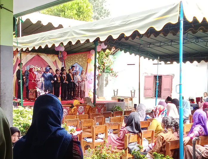 Pelepasan Siswa SDN 4 Bendorejo Tuai Keluhan Wali Murid: Dinilai Membebani Secara Ekonomi Acara pelepasan Sekolah Dasar Negeri.