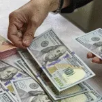 Gambar uang kertas Rupaih (IDR) dan uang kertas Dolar Amerika Serikat (USD).
