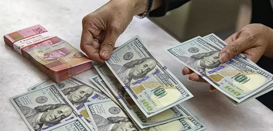 Gambar uang kertas Rupaih (IDR) dan uang kertas Dolar Amerika Serikat (USD).