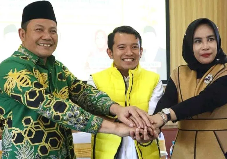 Ketua DPD Partai Golkar Sidoarjo, Adam Rusydi bersama Bupati Subandi dan Wabup Mimik Idayana.
