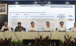 Konferensi pers bersama Deregulasi Kebijakan Impor dan Deregulasi Kemudahan Berusaha di Auditorium Kementerian Perdagangan, Jakarta, Senin (30/6).