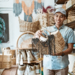 Pelaku UMKM di bidang kerajinan tangan.