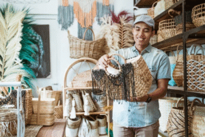 Pelaku UMKM di bidang kerajinan tangan.