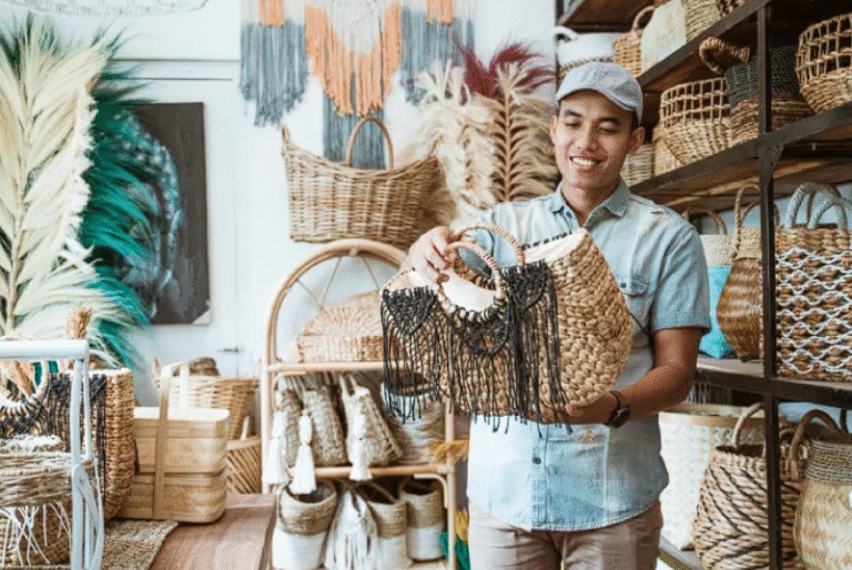 Pelaku UMKM di bidang kerajinan tangan.