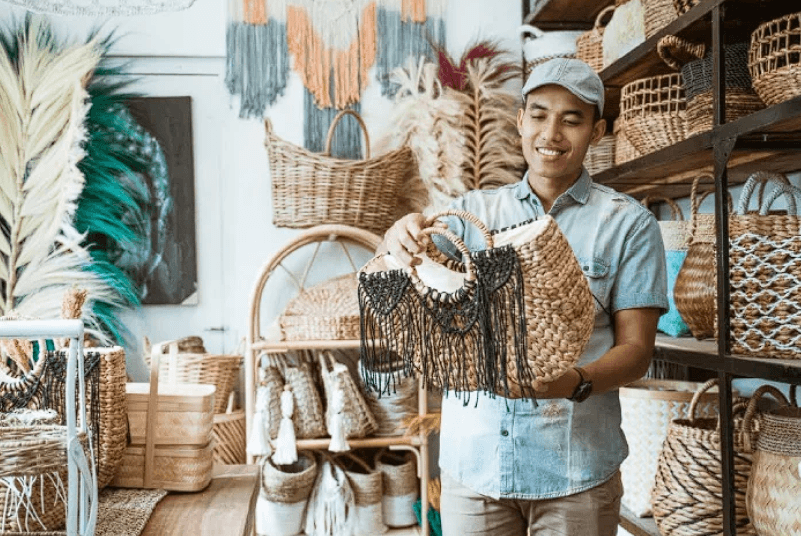 Pelaku UMKM di bidang kerajinan tangan.