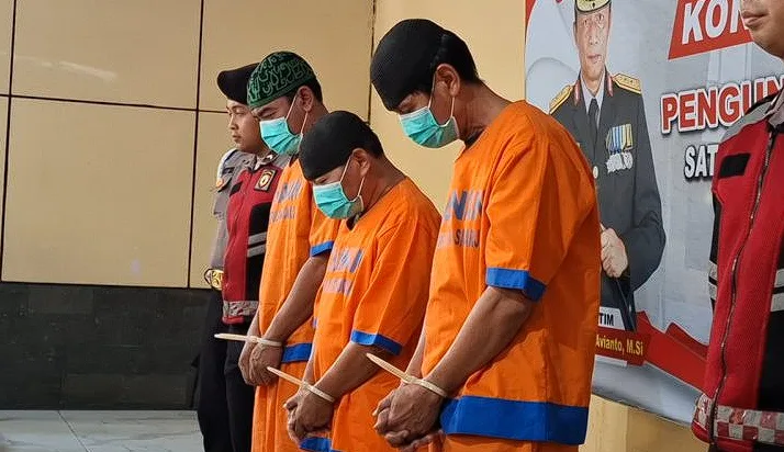 Tersangka kasus dugaan jual beli jabatan perangkat desa di Kecamatan Tulangan.