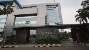 Foto gedung PLN kantor pusat di daerah Kebayoran Baru, Jakarta Selatan.