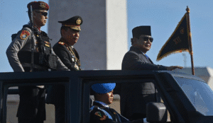 Presiden Prabowo menginspeksi pasukan dalam upacara HUT ke-79 Bhayangkara di kawasan Monumen Nasional(1/7).