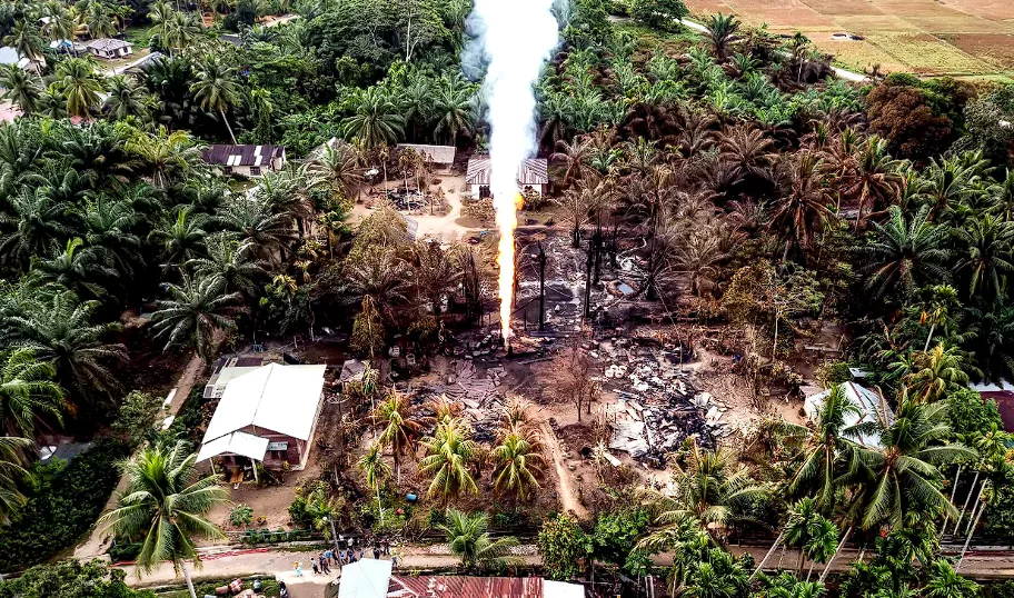 Foto yang menggambarkan kondisi sumur rakyat setelah pengeboran, dan termasuk risiko keselamatan lingkungan dari aktivitas tak berizin.,