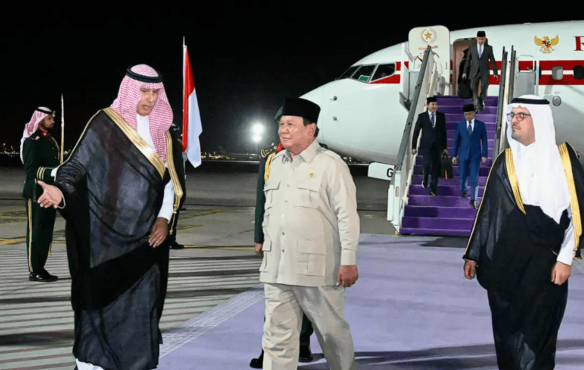 Presiden RI, Prabowo Subianto bersama rombongan tiba di Bandara King Abdul Aziz , Jeddah(1/7).