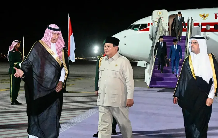 Presiden RI, Prabowo Subianto bersama rombongan tiba di Bandara King Abdul Aziz , Jeddah(1/7).