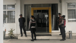 KPK menggeledah kantor PUPR Sumut di Jalan Sakti Lubis, Medan(1/7).