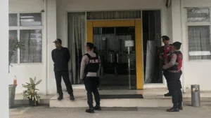 KPK menggeledah kantor PUPR Sumut di Jalan Sakti Lubis, Medan(1/7).
