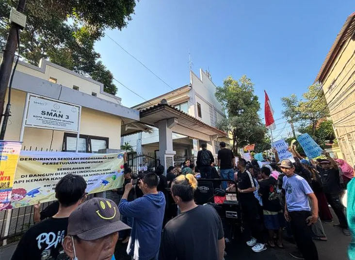Aksi protes oleh wali murid di depan gedung sekolah SMAN 3 Tanggerang.