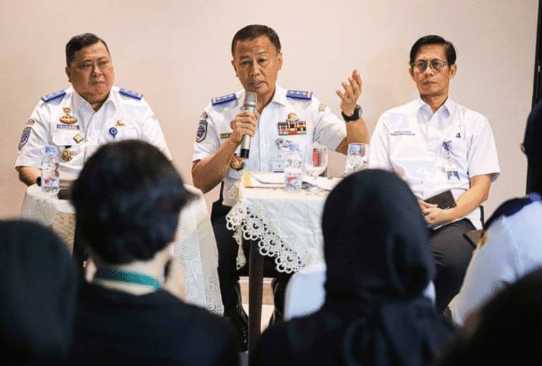 Direktur Jenderal Perhubungan Darat, Aan Suhanan memberikan penjelasan kepada media terkait progres rencana kenaikan tarif ojek online(2/7).