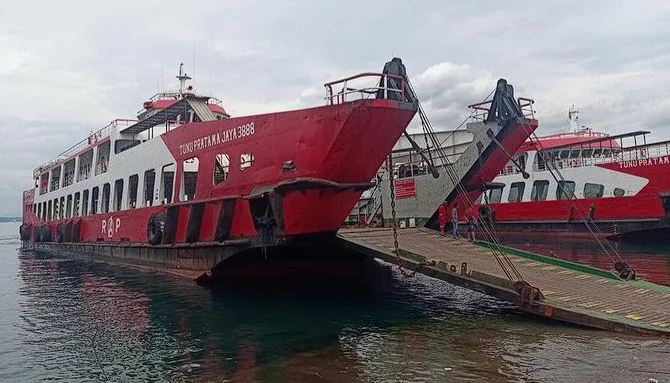 Kapal Motor Penumpang (KMP) Tunu Pratama Jaya.