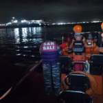 Operasi pencarian dan penyelamatan (SAR) telah dilakukan sejak dini hari oleh tim gabungan yang melibatkan Basarnas, TNI/Polri, Syahbandar, Kesatuan Penjagaan Laut dan Pantai (KPLP), ASDP, serta unsur terkait lainnya.