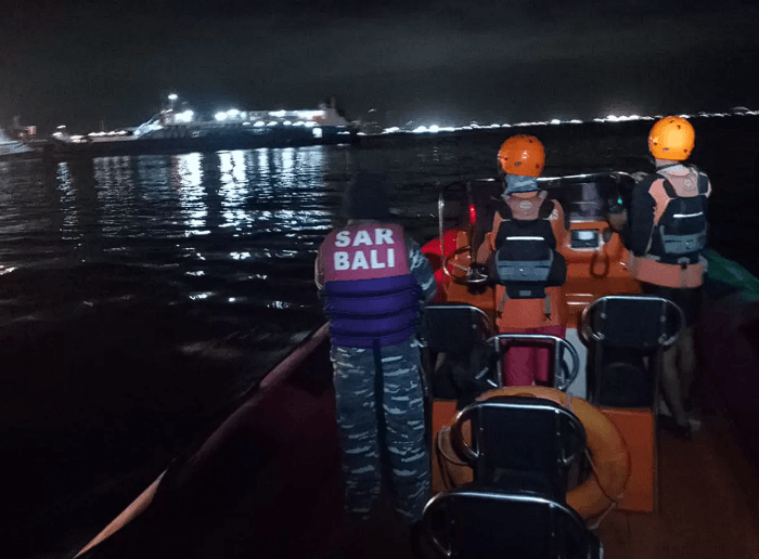 Operasi pencarian dan penyelamatan (SAR) telah dilakukan sejak dini hari oleh tim gabungan yang melibatkan Basarnas, TNI/Polri, Syahbandar, Kesatuan Penjagaan Laut dan Pantai (KPLP), ASDP, serta unsur terkait lainnya.