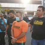 Tersangka pelaku penganiayaan terhadap seorang kurir J&T di Kabupaten Pamekasan.