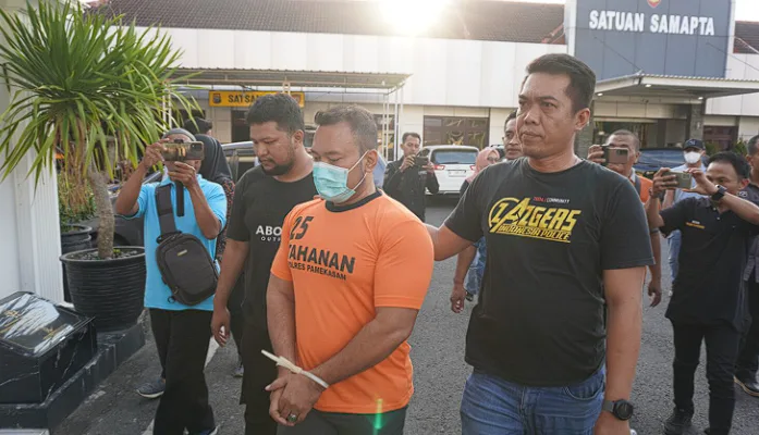 Tersangka pelaku penganiayaan terhadap seorang kurir J&T di Kabupaten Pamekasan.