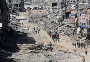 Sisa puing bangunan di Khan Younis akibat serangan konflik di Jalur Gaza.