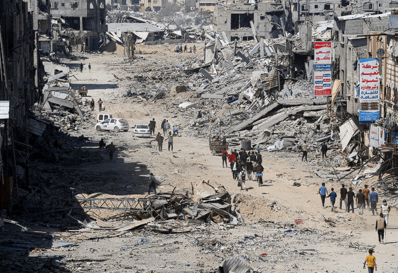 Sisa puing bangunan di Khan Younis akibat serangan konflik di Jalur Gaza.