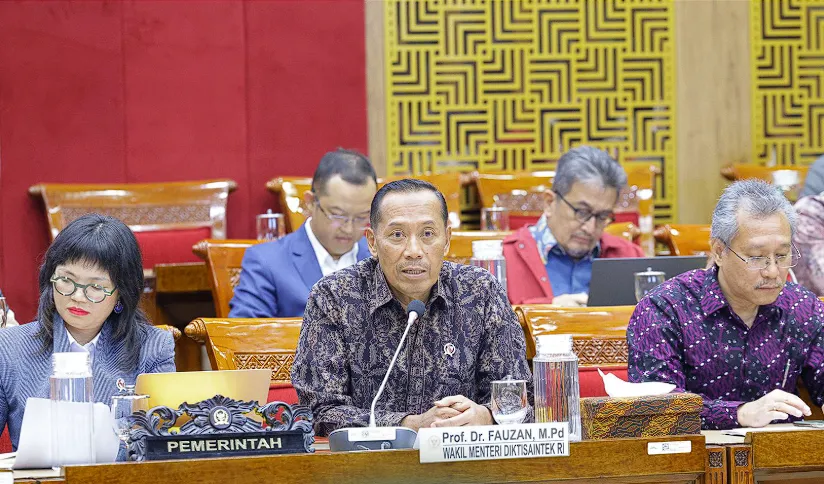 Pemerintah Batasi Jalur Mandiri PTN Hingga Juli 2025, PTS Harap Daya Saing Mahasiswa Meningkat 1 Wakil Menteri Pendidikan Tinggi, Sains, dan Teknologi (Wamendiktisaintek), Fauzan dalam rapat bersama Komisi X DPR RI di Kompleks Parlemen, Jakarta, Kamis (10/7).