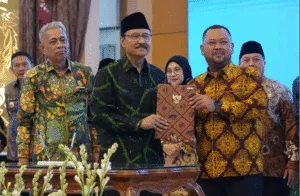 Bupati Gresik Fandi Akhmad Yani bersama Menteri Kemensos RI Syaifullah Yusuf usai penandatanganan perjanjian pinjam pakai aset di Gedung Aneka Bhakti Kemensos RI.