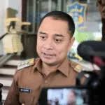 Wali Kota Surabaya, Eri Cahyadi menyampaikan keterangannya kepada media.