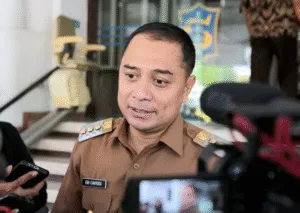 Wali Kota Surabaya, Eri Cahyadi menyampaikan keterangannya kepada media.