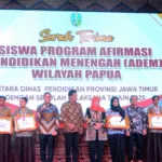 Gubernur Jawa Timur, Khofifah Indar Parawansa, hadir secara langsung dalam Program Afirmasi Pendidikan Menengah (ADEM) Tahun Ajaran 2025/2026 yang diselenggarakan di Provinsi Jawa Timur.