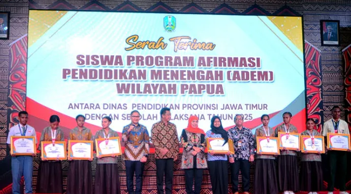 Gubernur Jawa Timur, Khofifah Indar Parawansa, hadir secara langsung dalam Program Afirmasi Pendidikan Menengah (ADEM) Tahun Ajaran 2025/2026 yang diselenggarakan di Provinsi Jawa Timur.