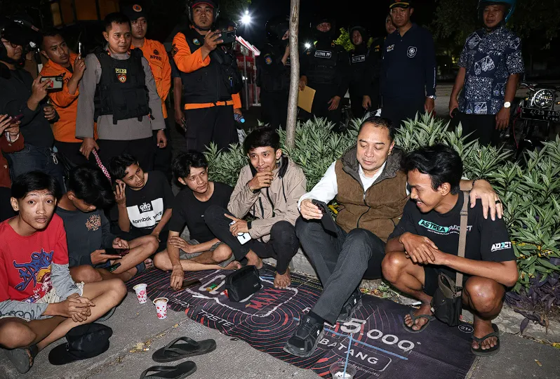 Wali Kota Surabaya, Eri Cahyadi, memimpin langsung kegiatan patroli gabungan yang melibatkan berbagai perangkat daerah di lingkungan Pemerintah Kota Surabaya, berkolaborasi dengan unsur TNI dan Polri.