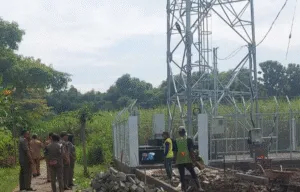 Proyek pembangunan menara telekomunikasi (Base Transceiver Station/BTS) setinggi 60 meter di Desa Sogo, Kabupaten Madiun,