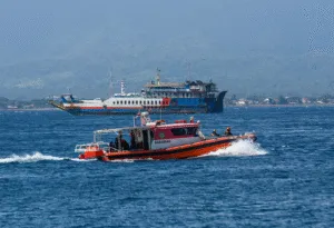 Tim SAR saat melakukan proses pencarian laka laut KMP Tunu Pratama Jaya.