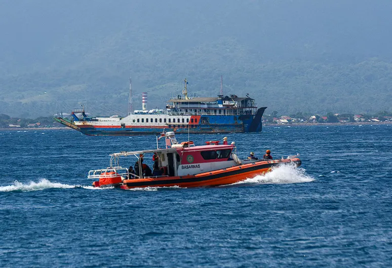 Tim SAR saat melakukan proses pencarian laka laut KMP Tunu Pratama Jaya.