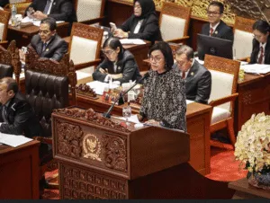 Menteri Keuangan Sri Mulyani dalam rapat kerja bersama Komisi XI DPR RI di Jakarta, Selasa (15/7).