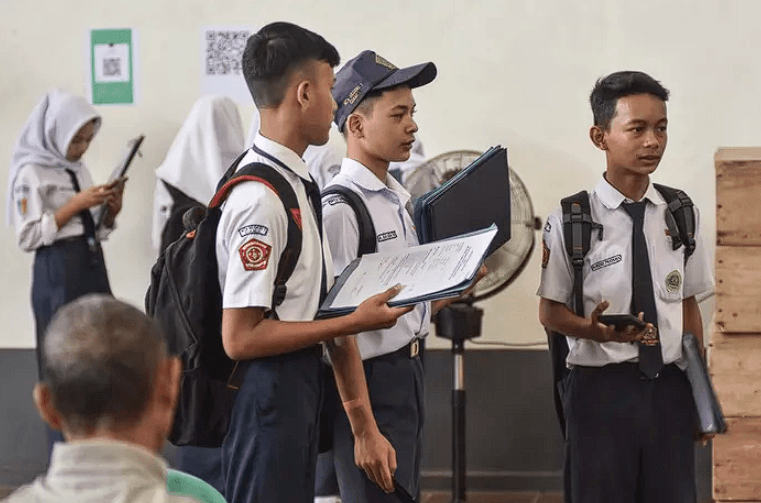 Kegiatan kelas di Sekolah Menengah Pertama.