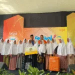 Direktur Operasional Bank BTPN Syariah, Fachmy Achmad bersama para 12 nasabah dari Desa Duko Barat, Kecamatan Larangan, Kabupaten Pamekasan, secara resmi diberangkatkan untuk menunaikan ibadah umrah secara gratis.