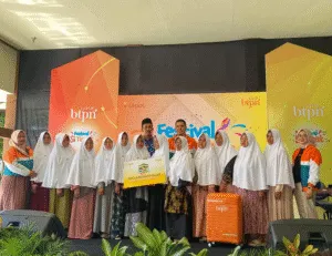 Direktur Operasional Bank BTPN Syariah, Fachmy Achmad bersama para 12 nasabah dari Desa Duko Barat, Kecamatan Larangan, Kabupaten Pamekasan, secara resmi diberangkatkan untuk menunaikan ibadah umrah secara gratis.