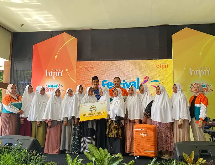 Direktur Operasional Bank BTPN Syariah, Fachmy Achmad bersama para 12 nasabah dari Desa Duko Barat, Kecamatan Larangan, Kabupaten Pamekasan, secara resmi diberangkatkan untuk menunaikan ibadah umrah secara gratis.