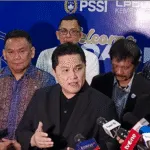 Ketua Umum Persatuan Sepak Bola Seluruh Indonesia (PSSI), Erick Thohir memberikan penjelasan kepada media.