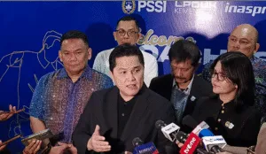 Ketua Umum Persatuan Sepak Bola Seluruh Indonesia (PSSI), Erick Thohir memberikan penjelasan kepada media.